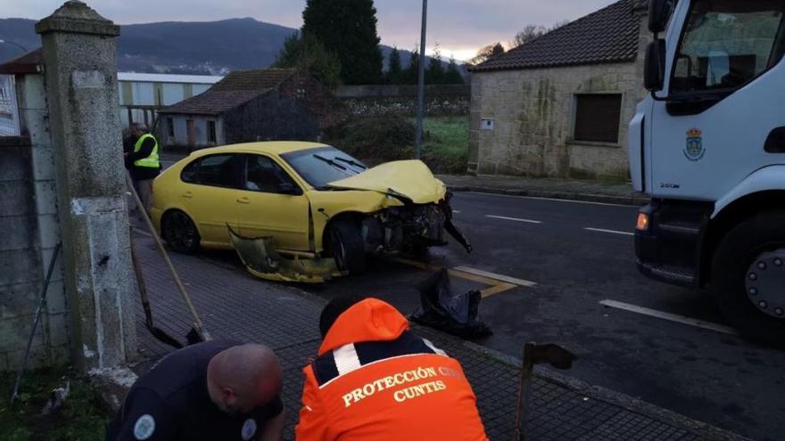 Herido tras salirse de la vía con su vehículo y derribar un muro en Cuntis