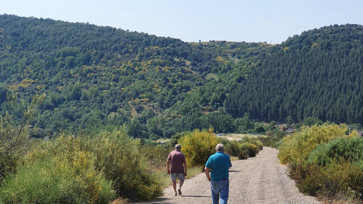 Dos personas caminan por el &quot;camino del lobo&quot;