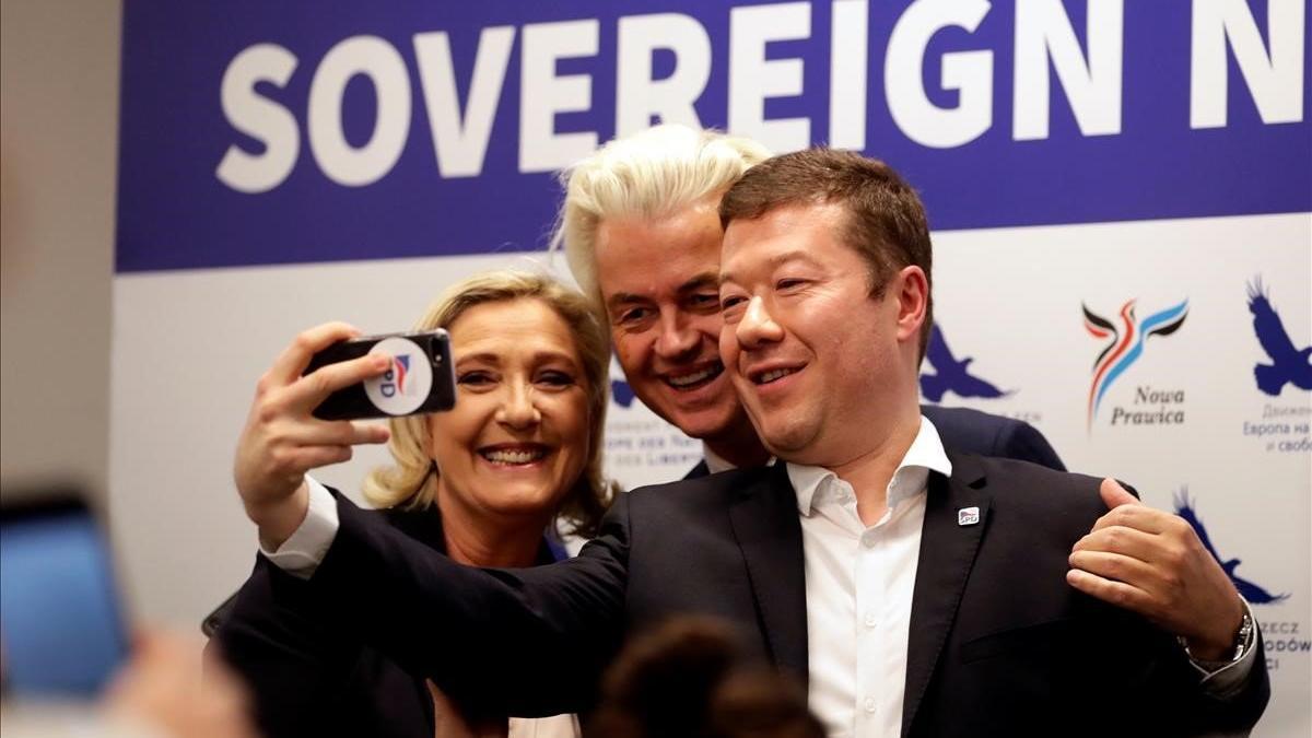 Le Pen, Okamura y Wilders se hacen una foto en Praga.