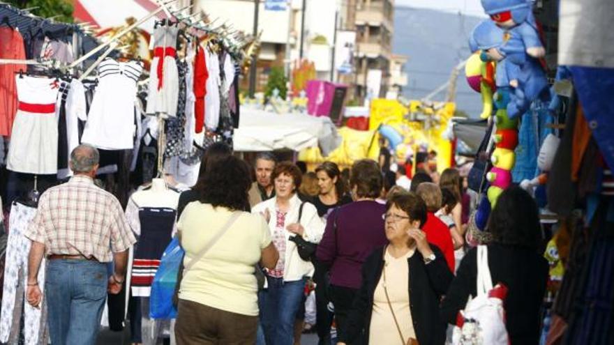 Los primeros visitantes acudieron a los tenderetes nada más quedar montados los puestos.