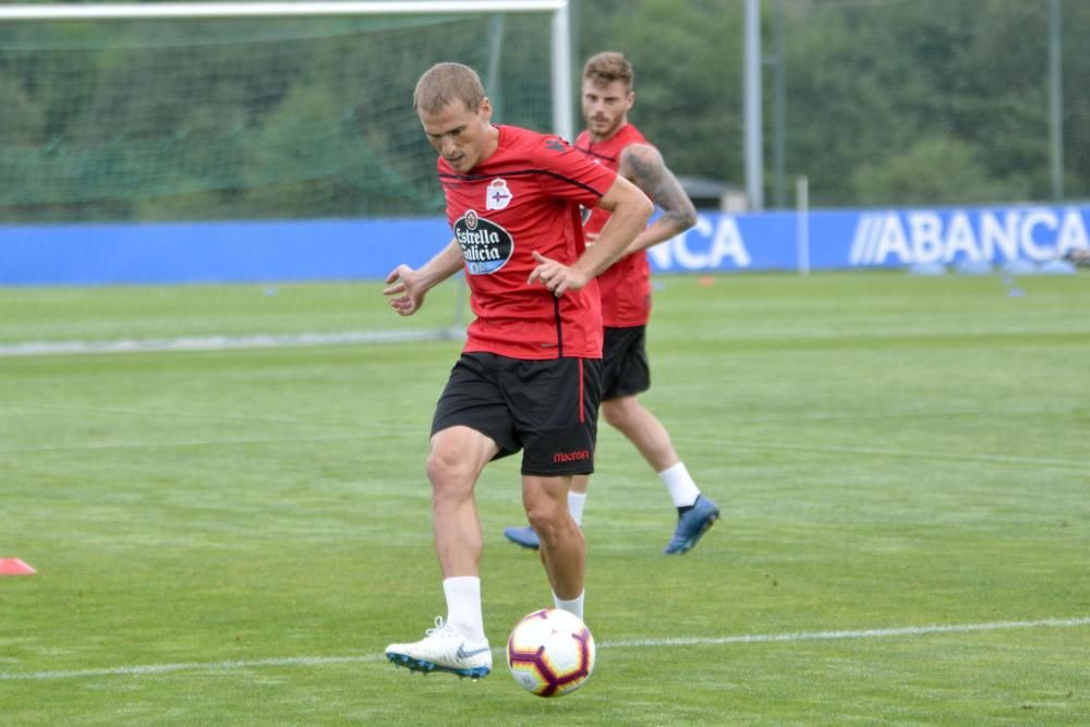 Los problemas del técnico en ataque constatan con el abundante caudal de futbolistas en otras zonas.