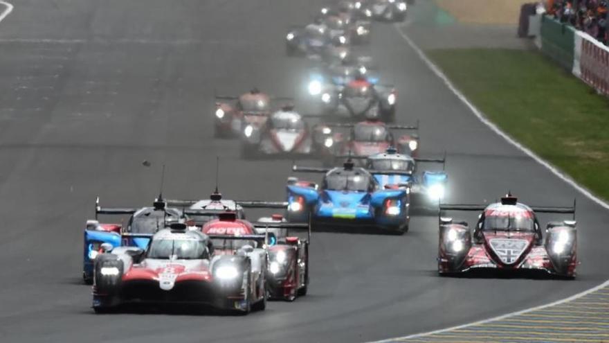 El Toyota de Alonso ya lidera Le Mans aunque con susto inicial