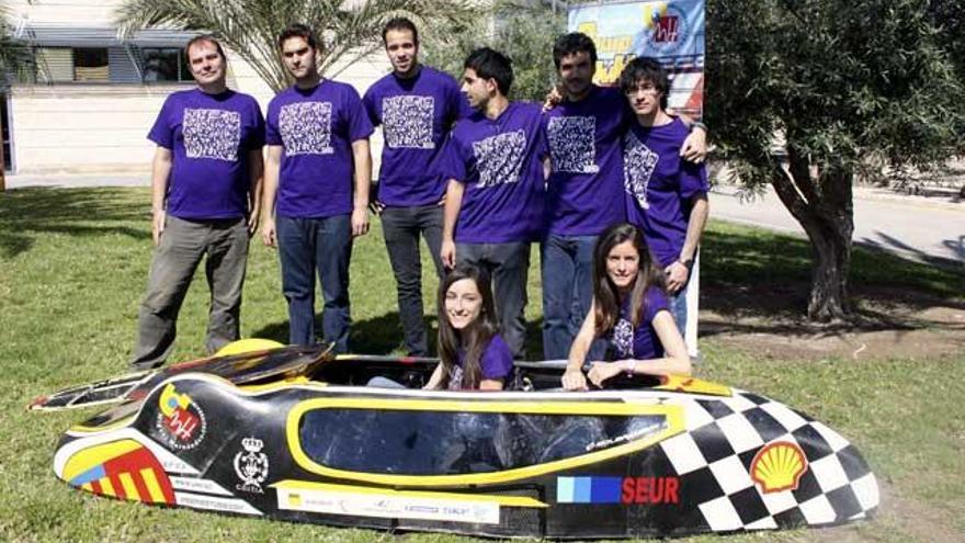 Fotografía facilitada por la Universidad Miguel Hernández (UMH) de Elche algunos de cuyos alumnos han diseñado un coche ecológico, denominado &quot;Dátil 12&quot;, con el que pretenden recorrer más de 2.000 kilómetros con un litro de combustible en el concurso Shell Eco-Marathon, que se celebrará del 17 al 19 de mayo en Rotterdam. El prototipo mide 3,20 metros de largo, 60 centímetros de ancho y 50 centímetros de alto, y su peso en orden de competición es de 38 kilos.