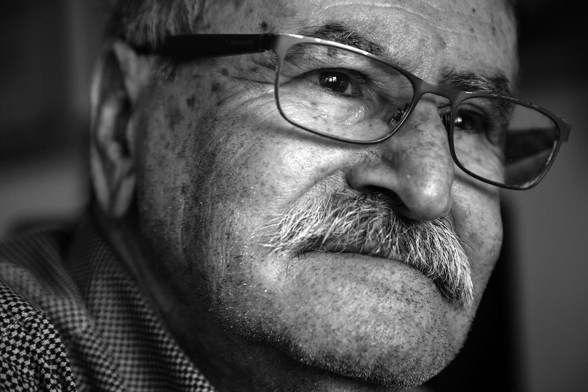 Joan Guerrero, retratado en su casa de Santa Coloma de Gramenet, en abril del 2021