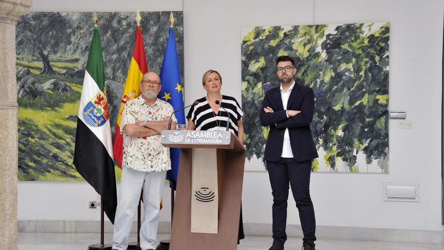 El pacense Ramón de Arcos expone en la Asamblea sus pinturas sobre el paisaje extremeño