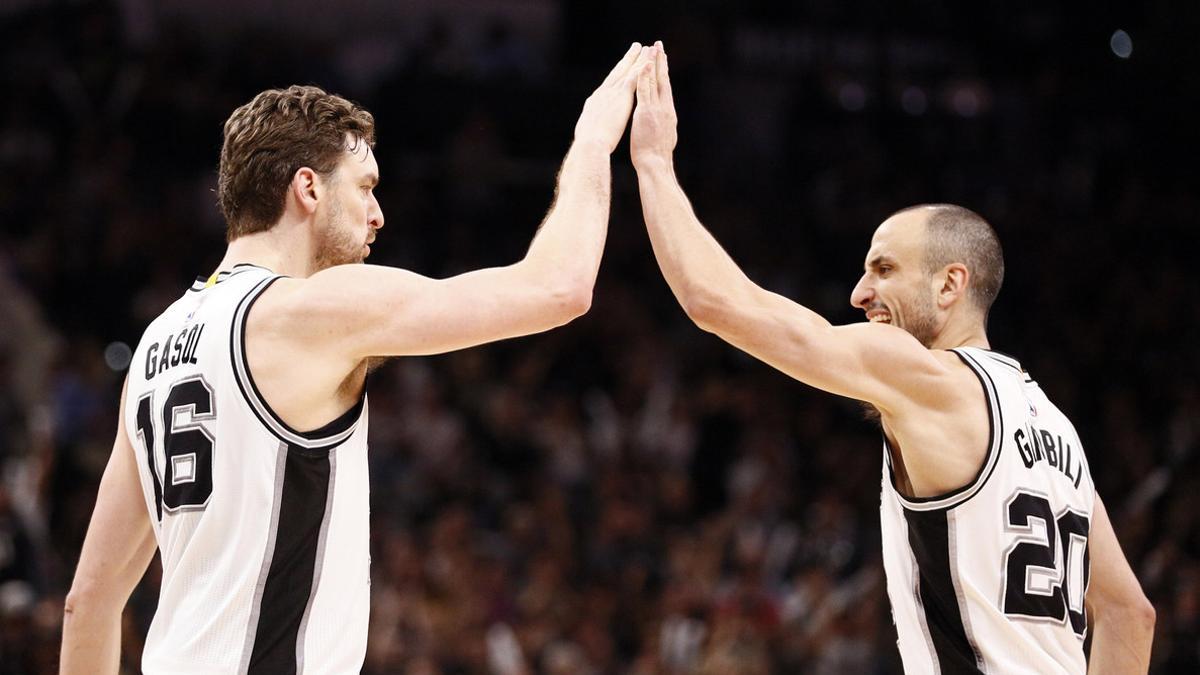 Pau Gasol celebra un punto con Manu Ginóbili