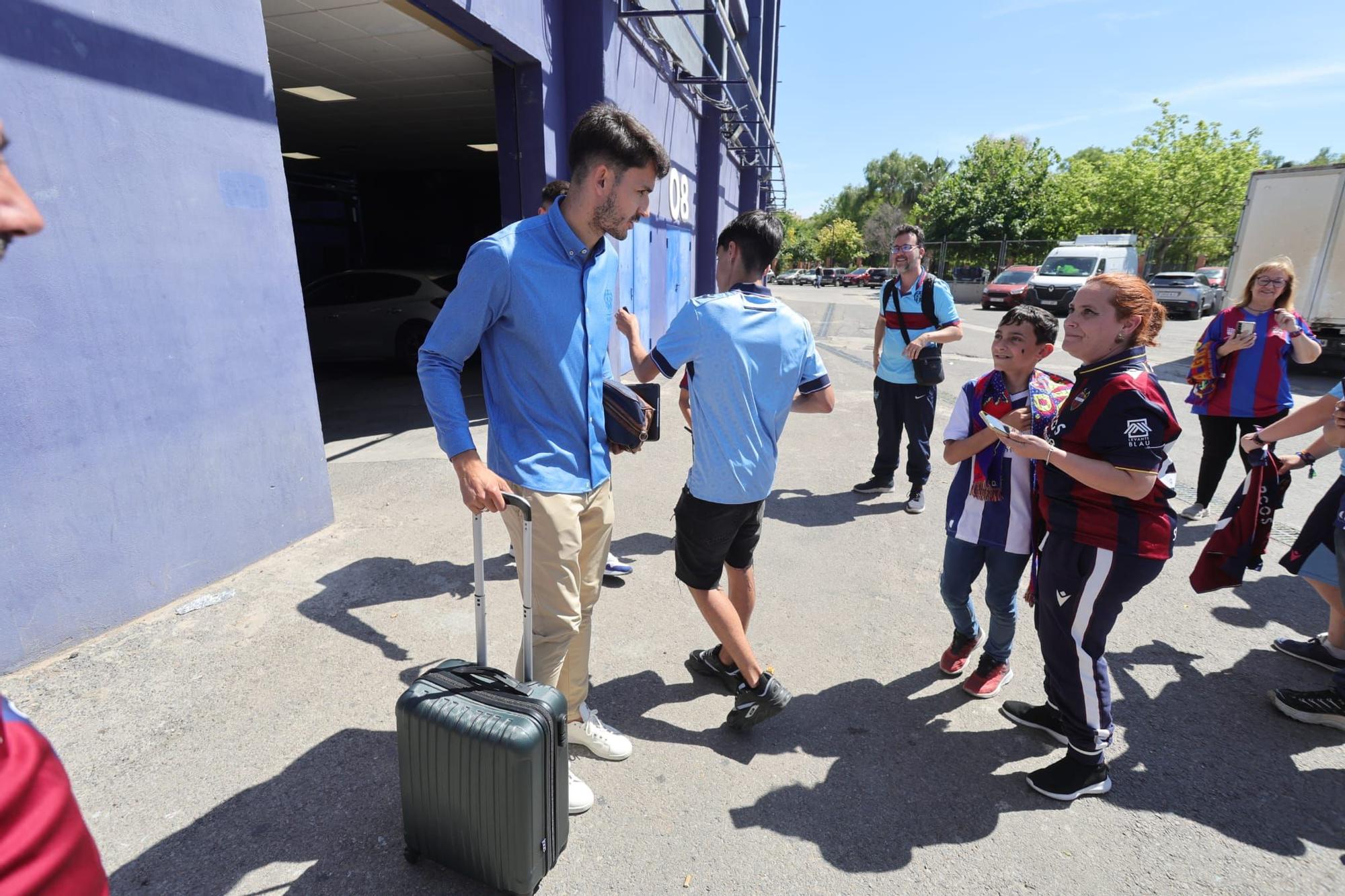 Algunos aficionados desean suerte al Levante UD antes de viajar a Buegos