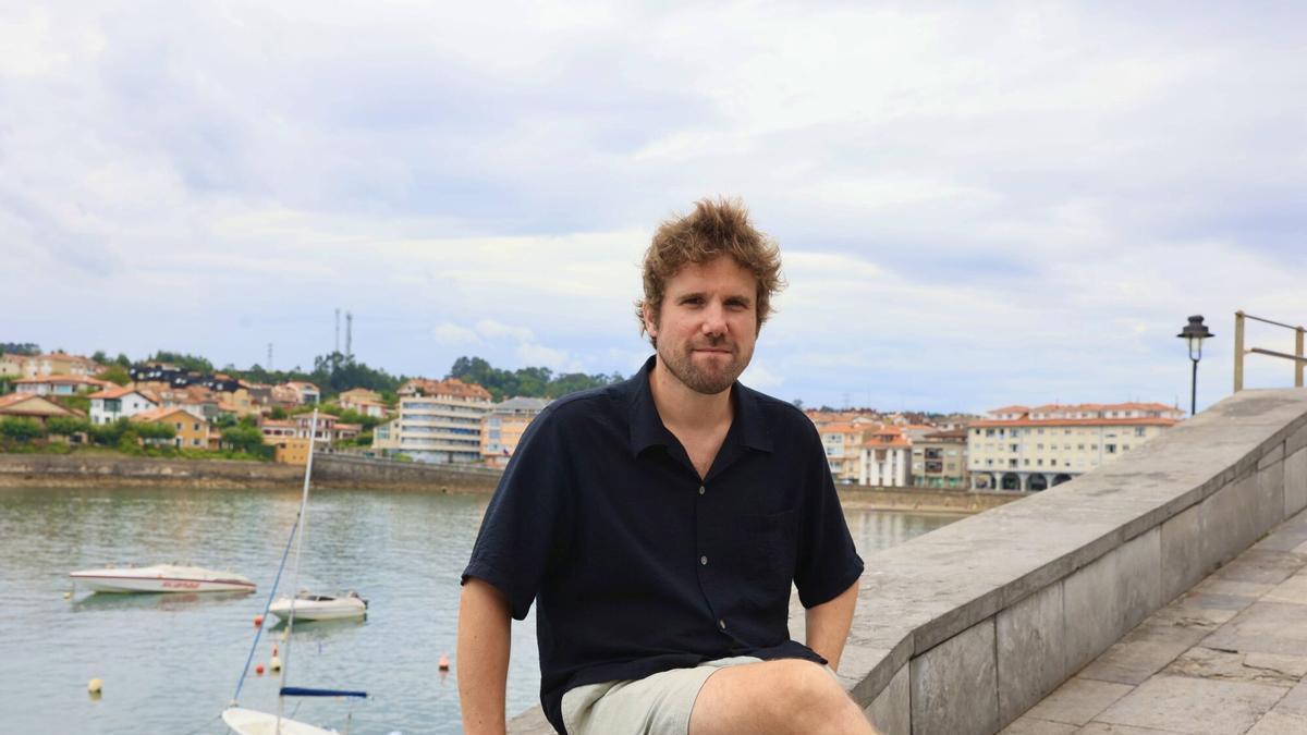 Aitor Alfonso Zabaleta, en el puerto de Luanco, posando para LA NUEVA ESPAÑA.
