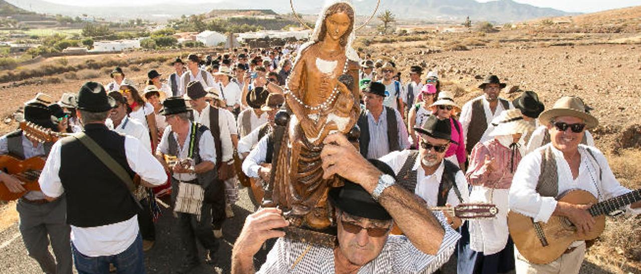 Los vecinos de El Cardón llevan la Virgen del Tanquito al santuario de la montaña con música y devoción.