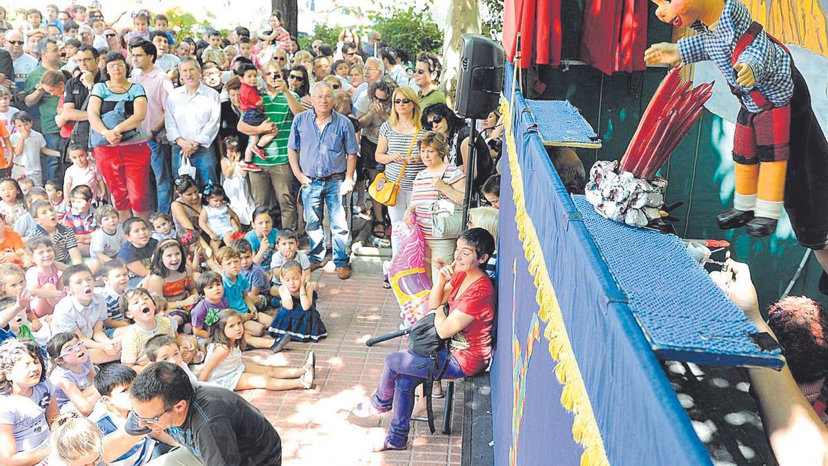 Los niños ríen con Gorgorito en una de sus aventuras.