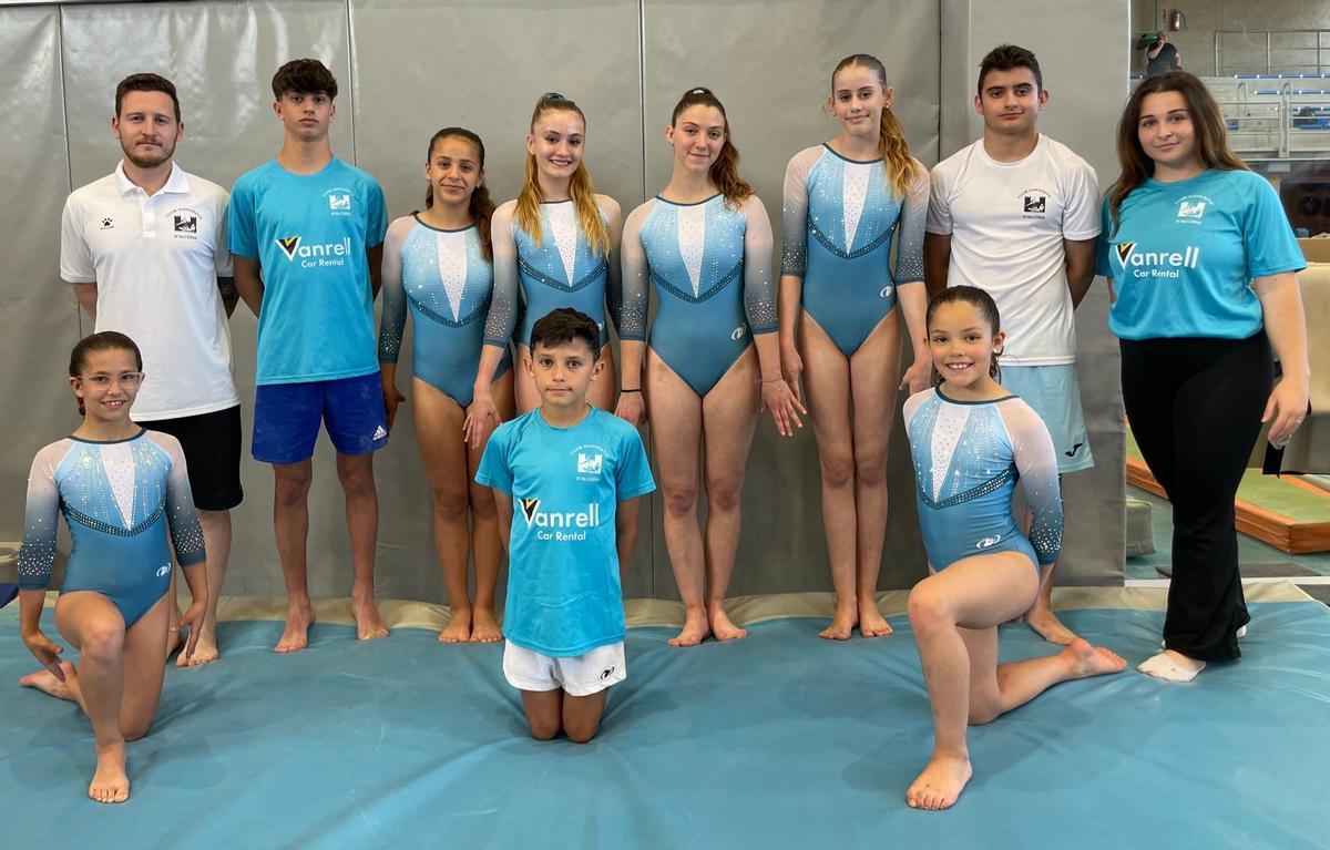 Los nueve gimnastas del CG Alcúdia posan antes de viajar a Pamplona.