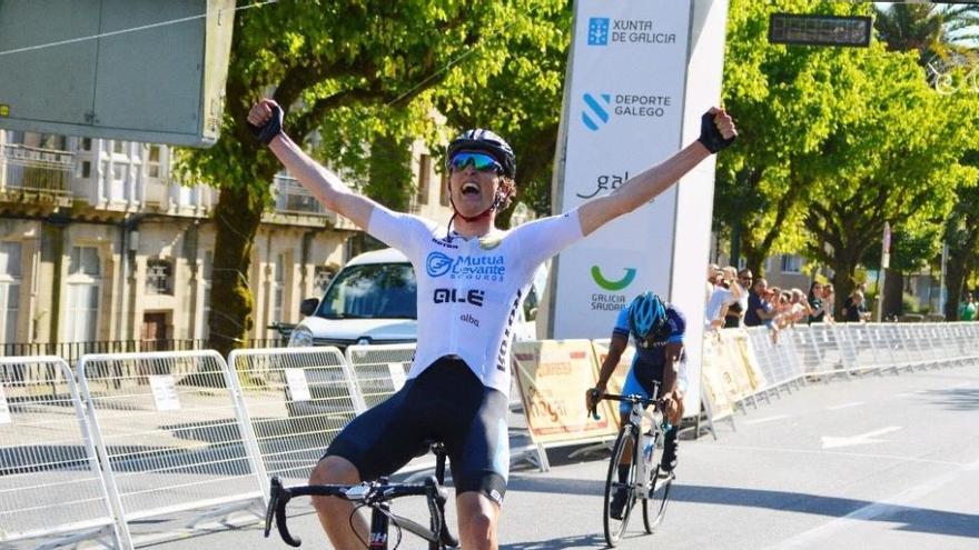 Alejandro Gómiz levanta los brazos como ganador en Santiago