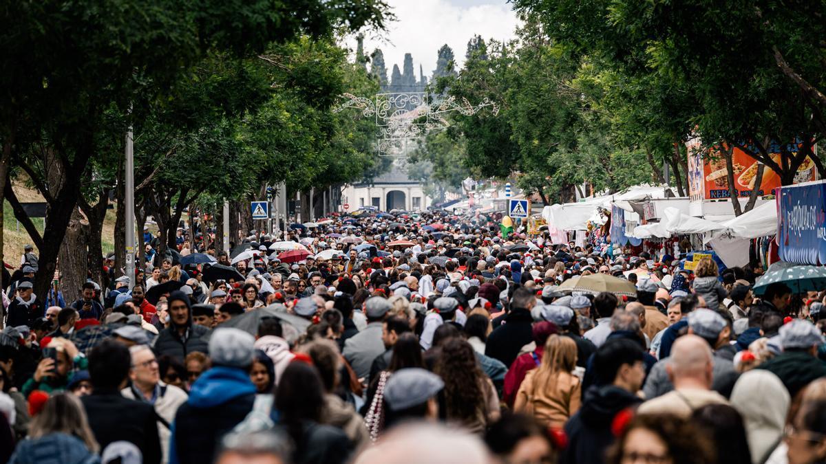 Decenas de personas en la Pradera de San Isidro, este 15 de mayo, en Madrid.
