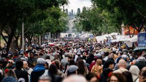 Decenas de personas en la Pradera de San Isidro, este 15 de mayo, en Madrid.
