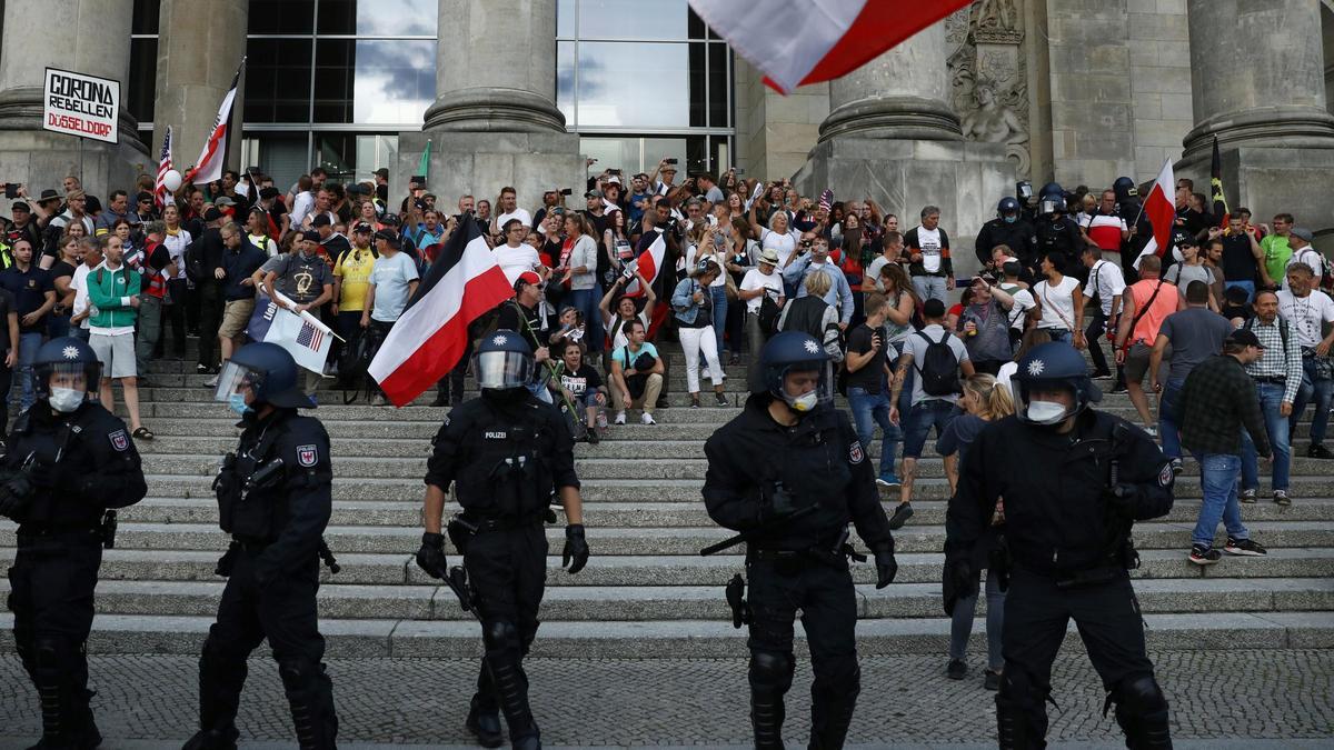 La policía se prepara para desalojar a los manifestantes que intentaron tomar el histórico edificio del Reichstag, que alberga el Parlamento federal, en la manifestación contra las restricciones del covid el 29 de agosto de 2020.