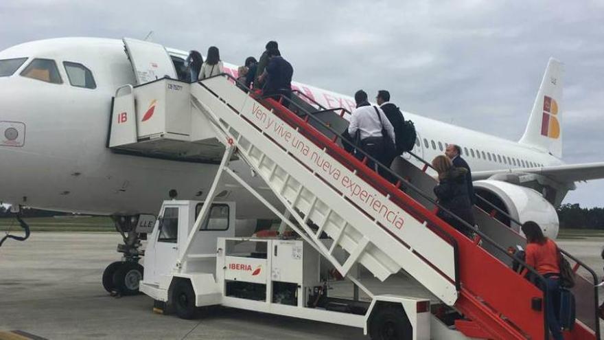 Pasajeros subiendo a un vuelo de Iberia Express Asturias-Londres.