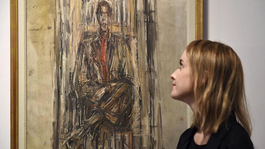 Una empleada del museo contempla la obra de Giacometti &#039;Diego sentado&#039;, en la exposición que se abre hoy al público.