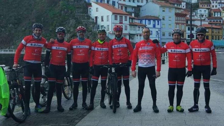 Los socios de Bikestrada que realizan la ruta, en Cudillero.