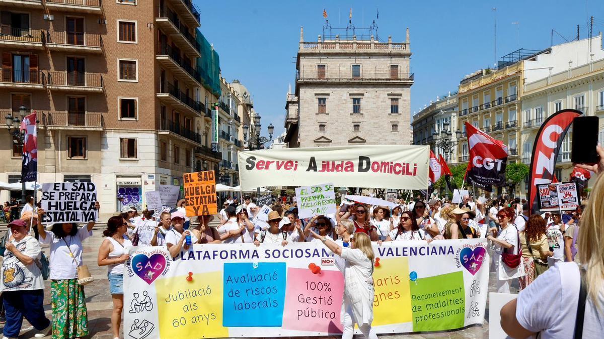Las trabajadoras del SAD salen a la calle para exigir condiciones dignas y un servicio de calidad