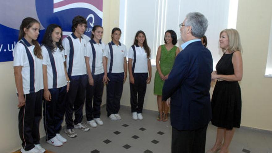 José Regidor y Teresa Cáceres con los alumnos y profesoras del Colegio Hispano Inglés que viajan a China. | adolfo marrero