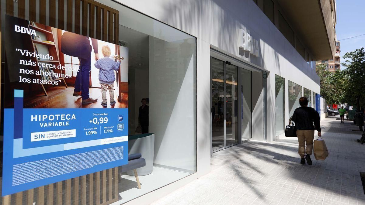 Oficina bancaria de BBVA en València que promociona hipotecas variables.