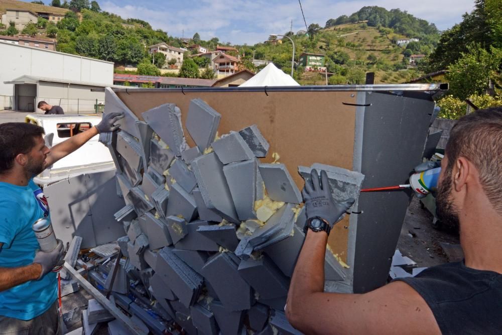 Preparación de embarcaciones del descenso floklórico de Laviana