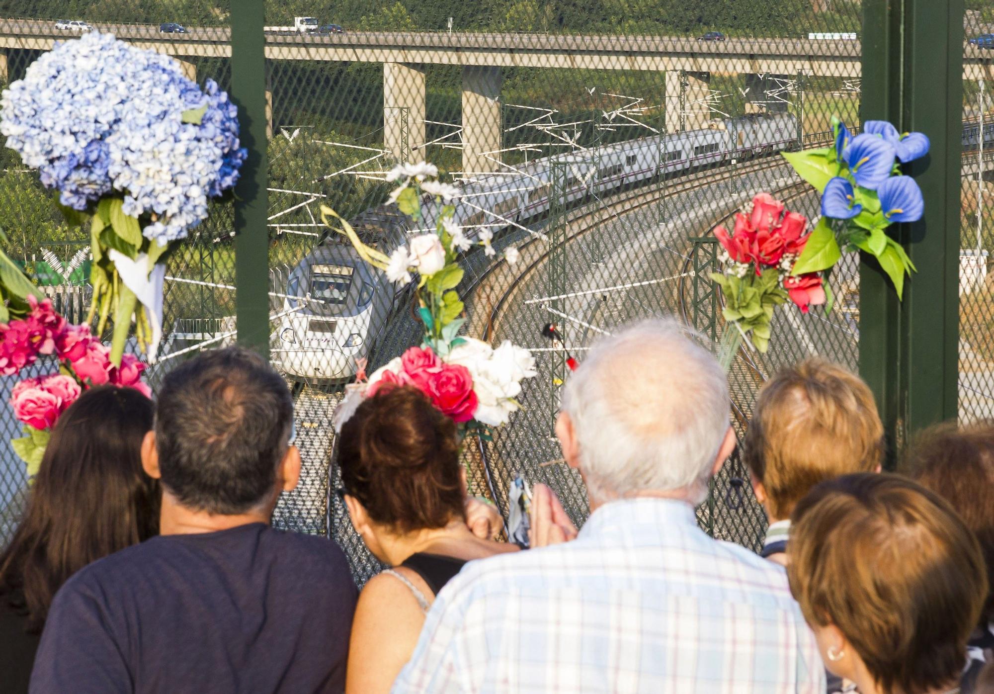 Víctimas y familiares de los fallecidos en el primer aniversario del accidente del tren Alvia en Angrois en 2014