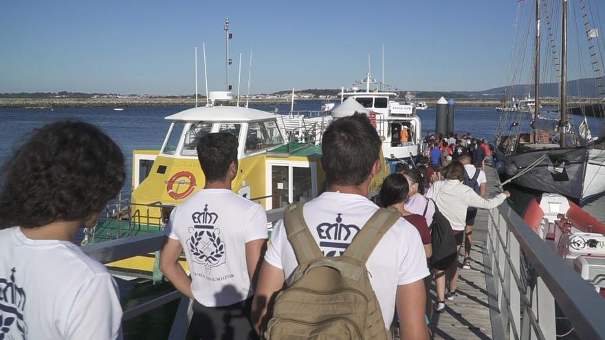 Los tripulantes de la Iacobus Maris embarcando en Vilanova de Arousa para llegar hasta Compostela en barco