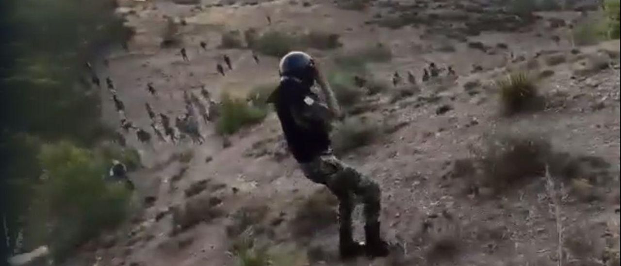 Un gendarme del dispositivo marroquí de disolución de campamentos en el monte Gurugú de Nador, el 22 de junio de 2022.