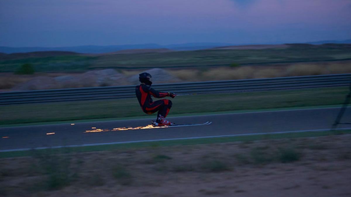 Jan Farrell pulverizó el récord del mundo de esquí sobre asfalto en Motorland