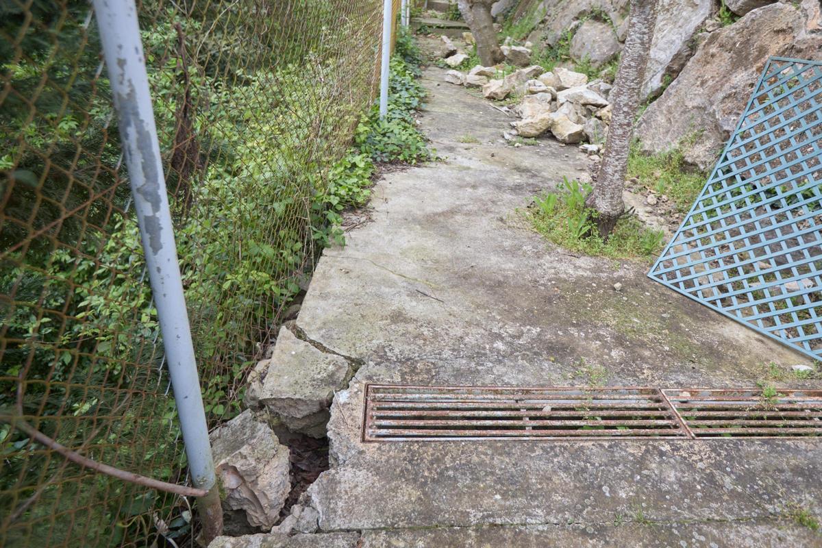 Les fotos dels desperfectes en una casa per les obres de la variant d'Anglès