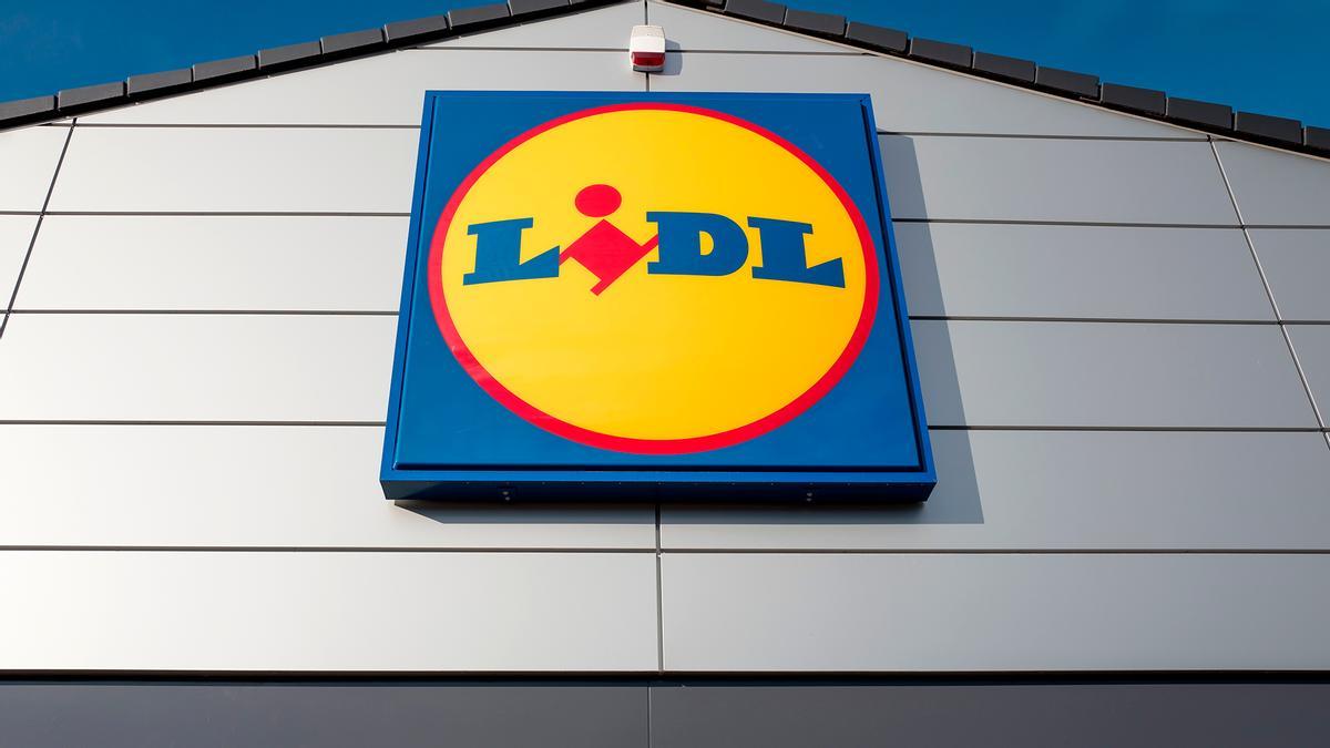 Mañana se esperan colas kilométricas en Lidl para conseguir el conjunto de 5 piezas de mueble de jardín o terraza más barato del mercado: mesa, sillas y taburetes de acabo similar a la madera