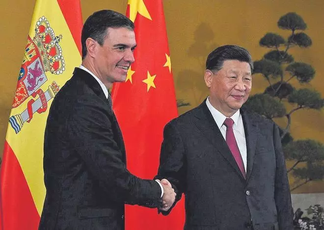 El dilema de Sánchez en China: defender el porcino español en Pekín o el coche eléctrico en Bruselas