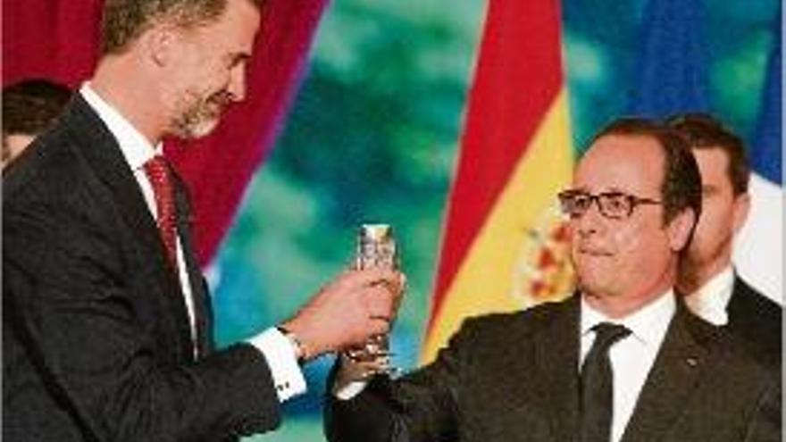 El rei Felip VI brinda amb el president francès, François Hollande.