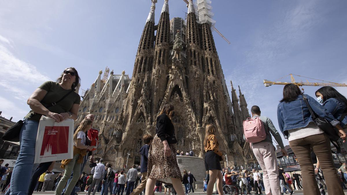 15/04/2022 Turistas en Barcelona El turismo vuelve a Barcelona después de la pandemia. En la foto, turistas en la Sagrada Familia  Foto de Ferran Nadeu