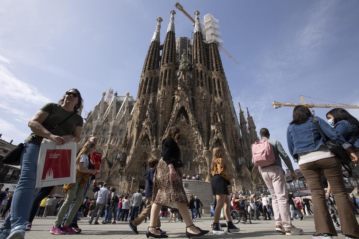 15/04/2022 Turistas en Barcelona El turismo vuelve a Barcelona después de la pandemia. En la foto, turistas en la Sagrada Familia  Foto de Ferran Nadeu