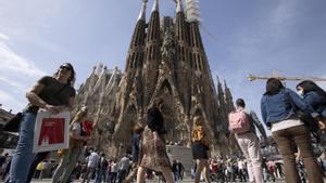 15/04/2022 Turistas en Barcelona El turismo vuelve a Barcelona después de la pandemia. En la foto, turistas en la Sagrada Familia  Foto de Ferran Nadeu