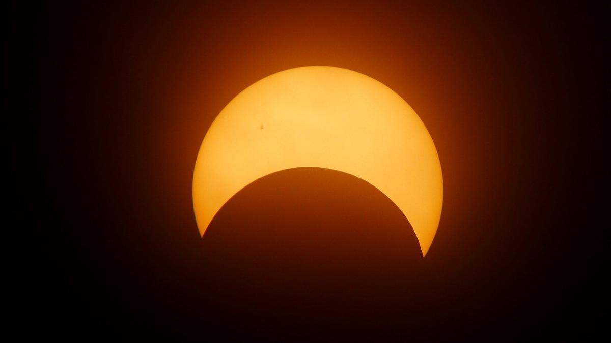 Imagen de archivo de un eclipse de sol parcial