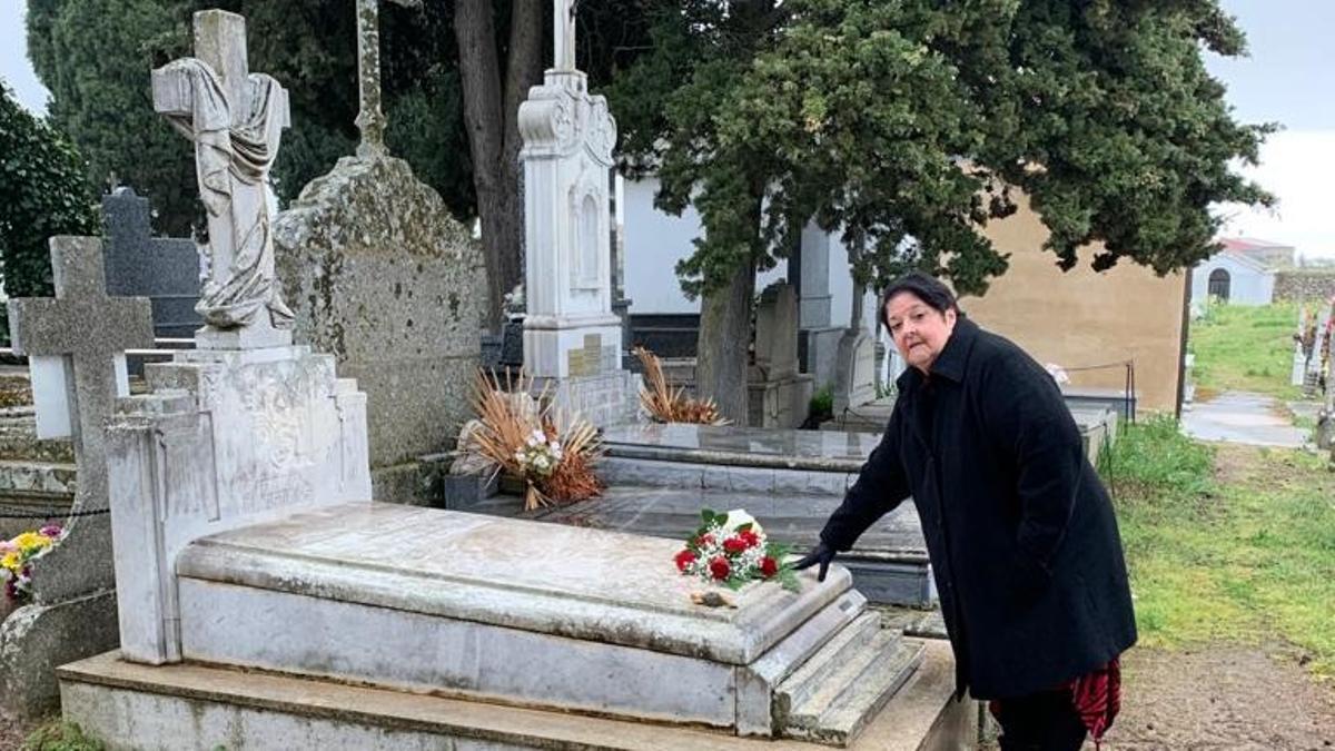 Genie Milgrom junto a una tumba familiar en el cementerio de Fermoselle