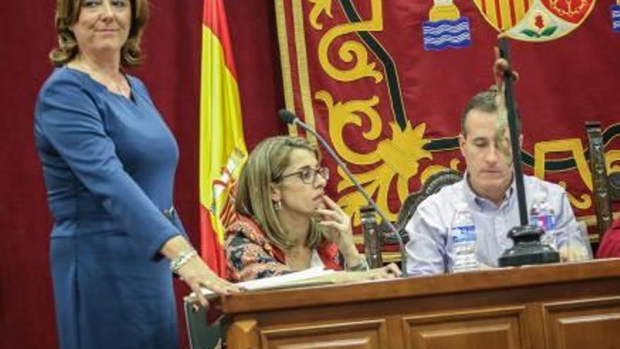 María Gómez, ayer durante la jura del cargo de alcaldesa en Almoradí.