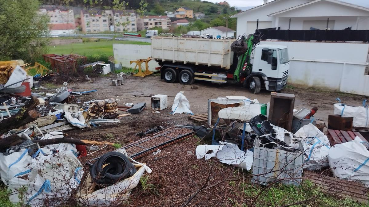 Residuos ubicados en la parcela de Raxó cerca de la PO-308.