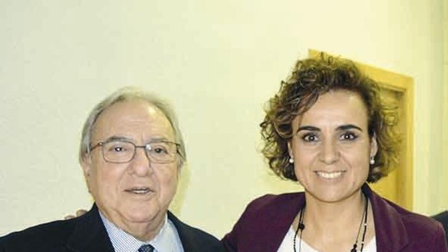 Diego Murillo y la ministra de Sanidad, Dolors Montserrat.