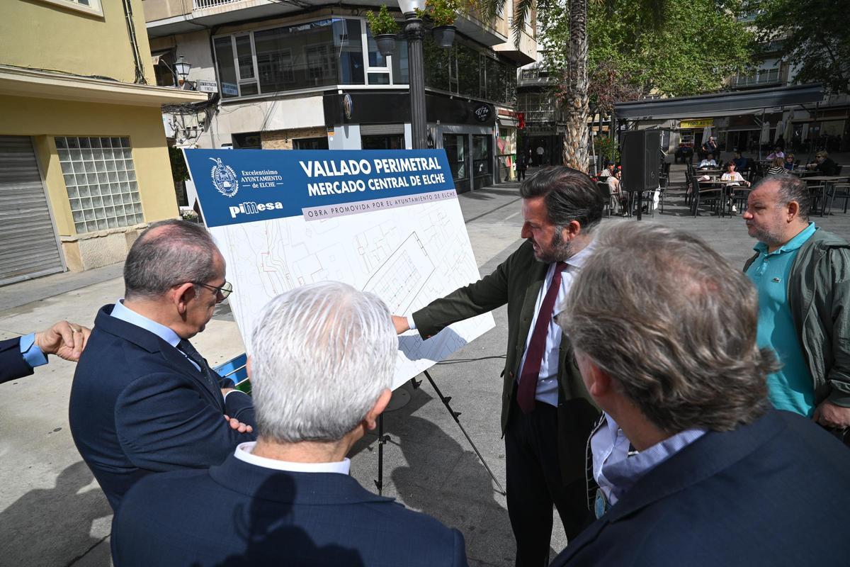 El alcalde, señalando el plano con el vallado perimetral que llevará aparejado el inicio de las obras en el Mercado Central.
