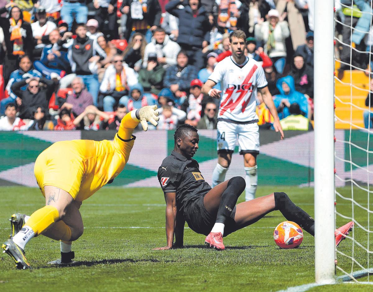 Sadiq, a punto de anotar su rocambolesco gol en Vallecas