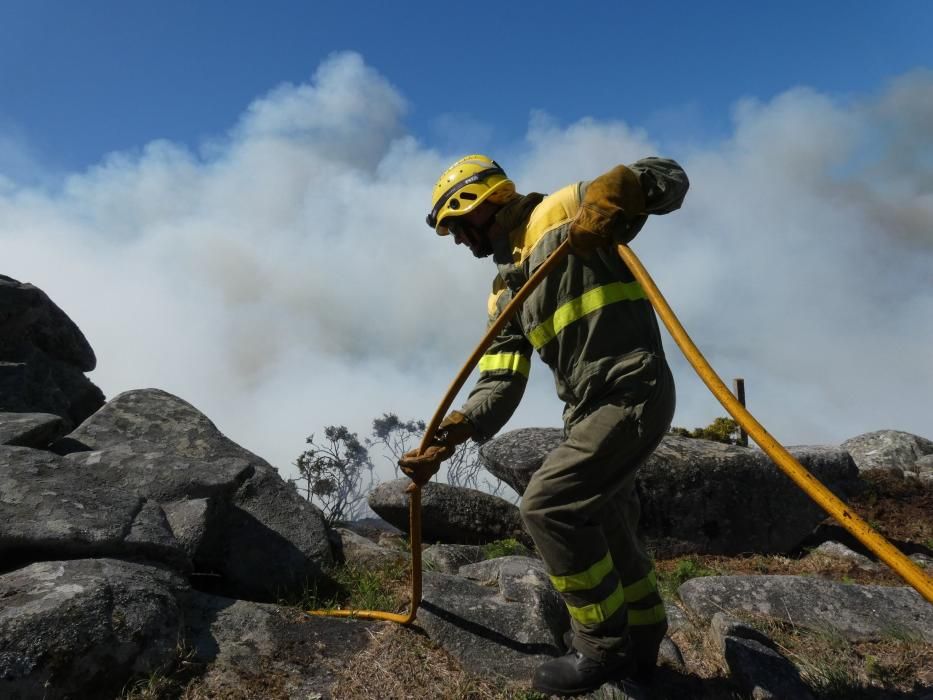 Las exhaustas labores de extinción del incendio de Cangas. // S. Álvarez