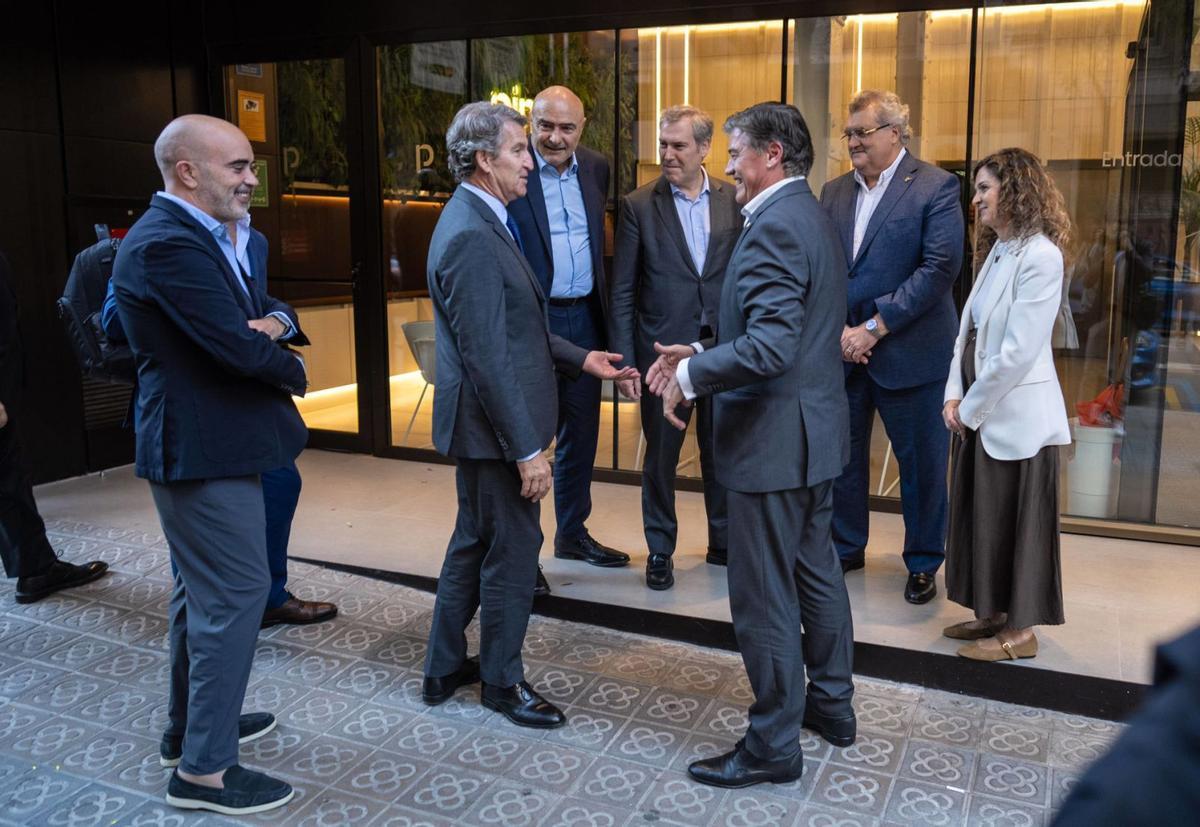 Feijóo promet als empresaris catalans reduir la burocràcia