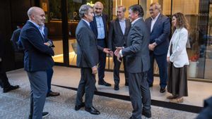 Feijóo promet als empresaris catalans reduir la burocràcia