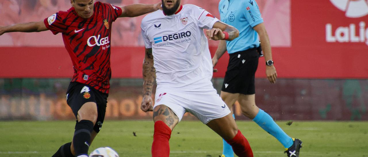 Galarreta disputa el balón a Gudelj, autor del gol del Sevilla el sábado en Son Moix.