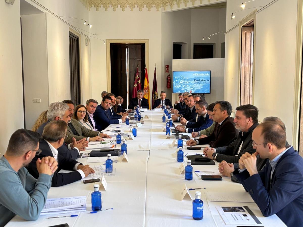 Juan María Vázquez, durante una de las reuniones del grupo de trabajo 'Más Distribuida' para elaborar el Plan Industrial de la Región de Murcia.