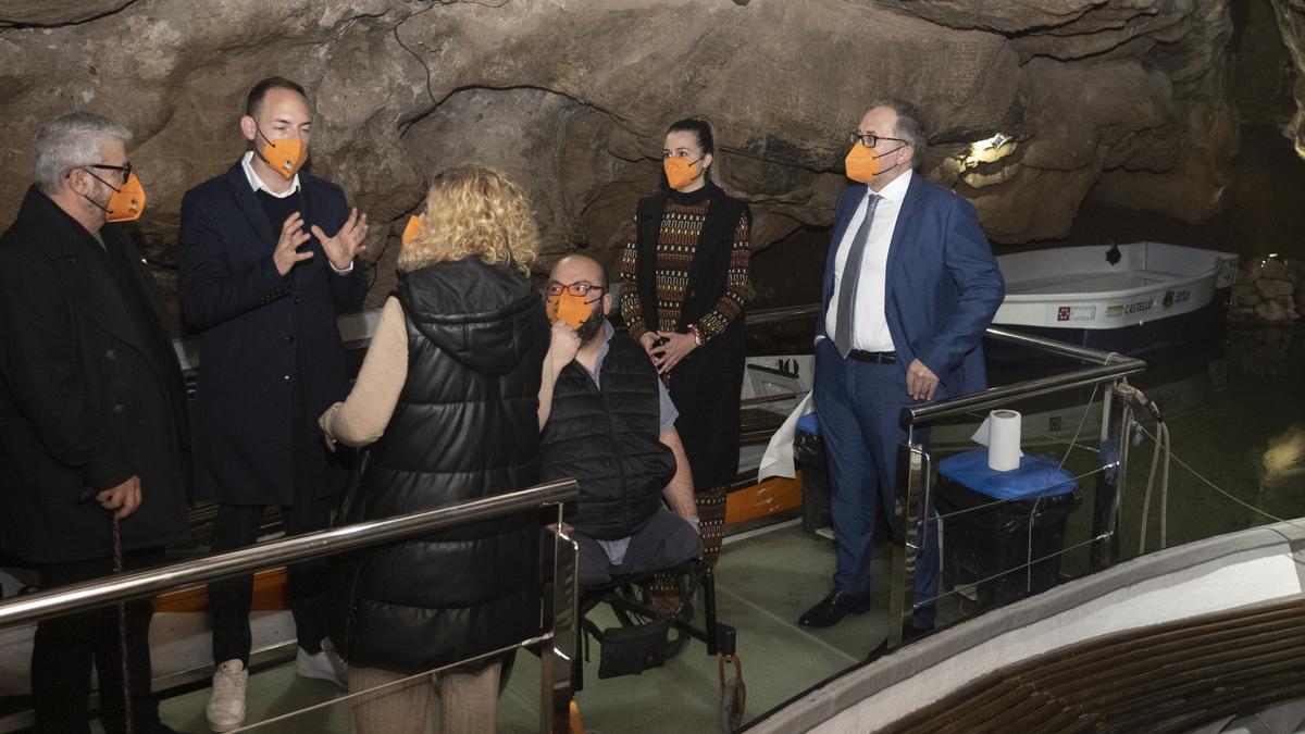 El presidente de la Diputación, José Martí (d), ha encabezado la visita a les Coves de Sant Josep de la Vall d’Uixó.